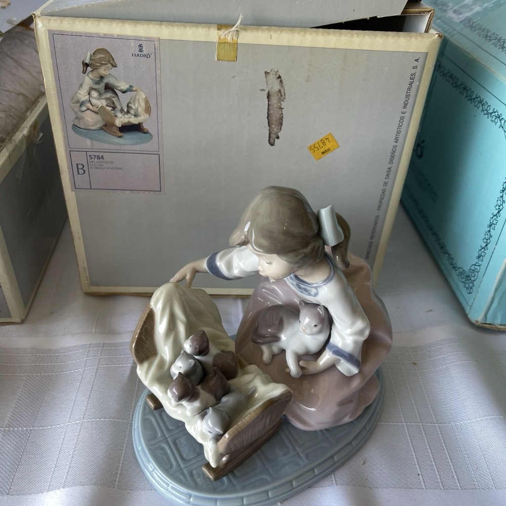 Lladró “A Bedtime Story” Figurine #5784 Girl with Kittens – With Box